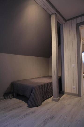Фото номера Трехместный номер с собственной ванной комнатой Отель Rabbit Hotel г. Raiskums 3