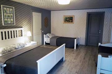Фото номера Четырехместный номер с собственной ванной комнатой Отель Rabbit Hotel г. Raiskums 5