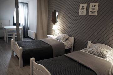 Фото номера Трехместный номер с собственной ванной комнатой Отель Rabbit Hotel г. Raiskums 4